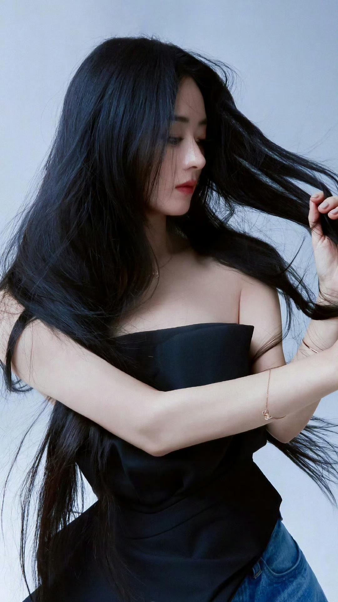 你是晚夏沉落在深海里独存的星光，安静藏在无人惊扰的碧波深处。

我攒尽人间所有细