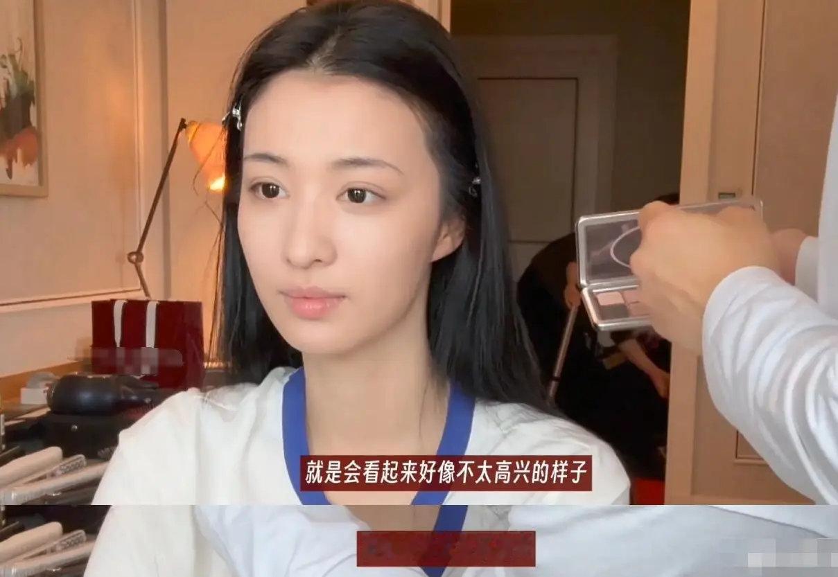 王楚然回应臭脸路透：确实脸很臭，但我真的没有不高兴。近日，化妆师王亚飞对王楚然说