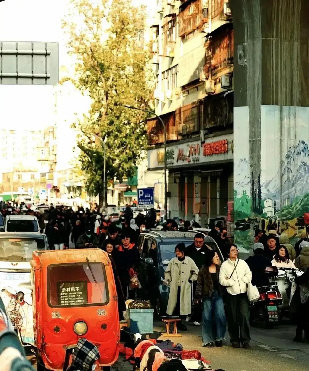 郑州北闸口早市六点就冒烟，我骑车路过被鸡蛋灌饼香到直接刹闸。
二十年前这儿是火车