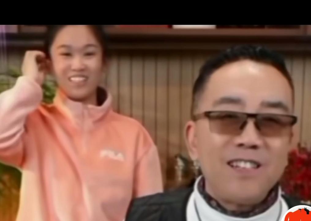 直播镜头怼脸。
杨议嘴角一扯：“祝二哥生日快……” 话卡在半空，像把没出鞘的刀。