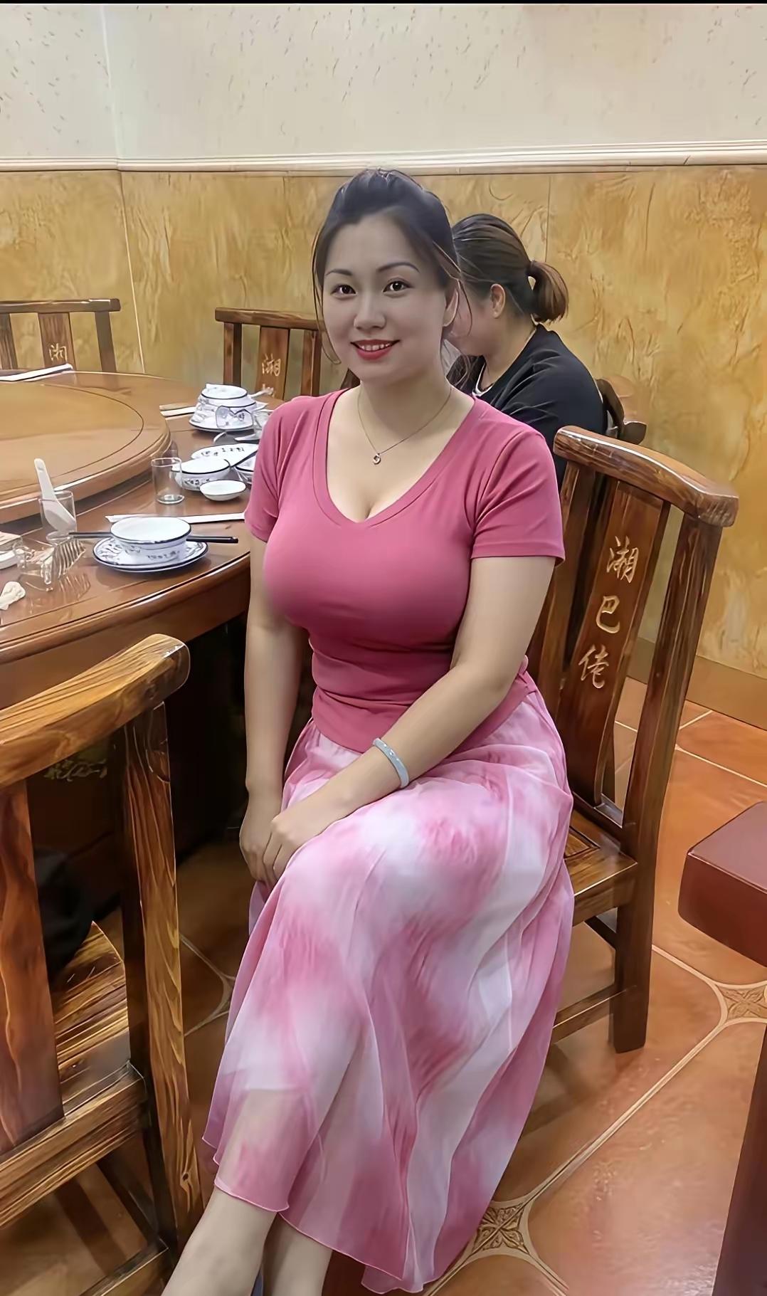 这是老爸给我弟弟安排的对象！