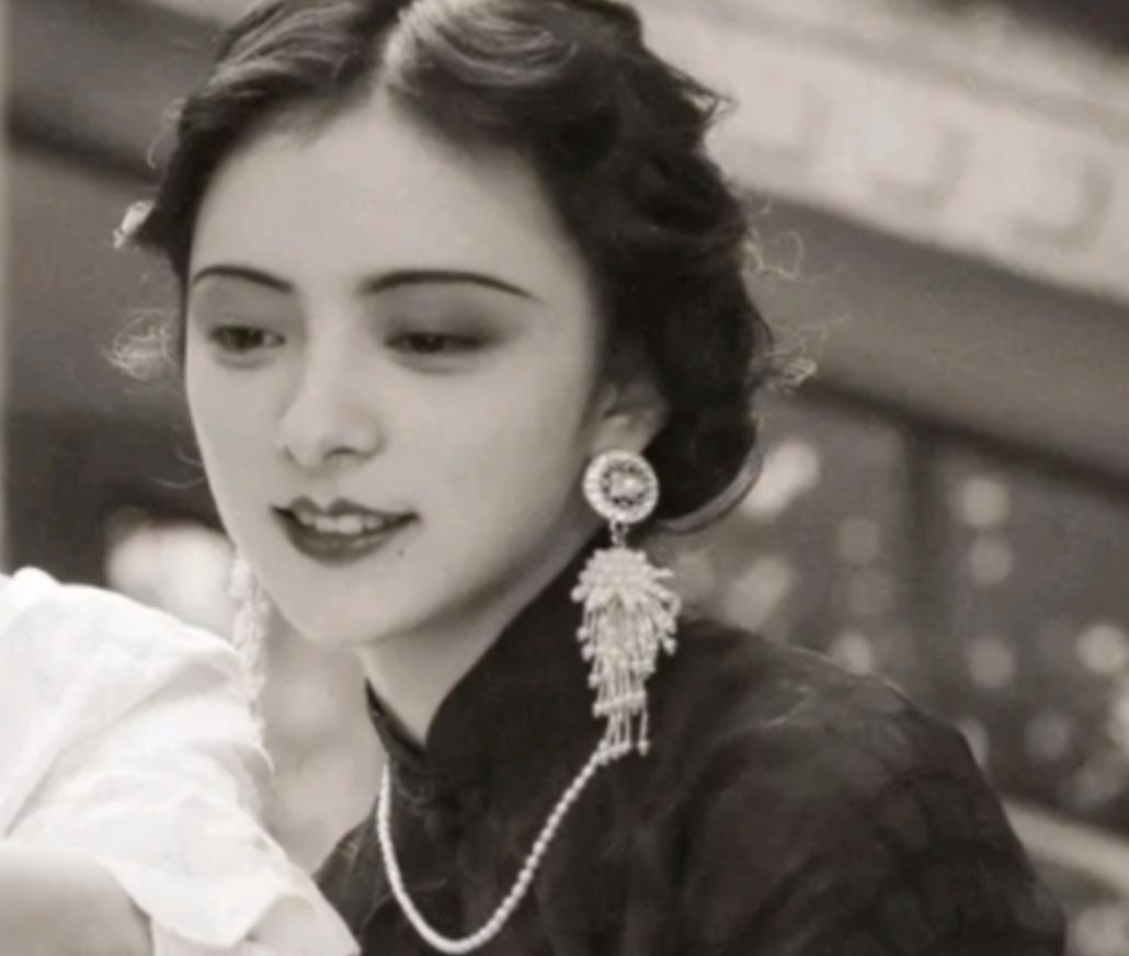 1974年，90岁的杨森迎娶了17岁的张灵凤。洞房之夜，就在杨森要行房事时，张灵