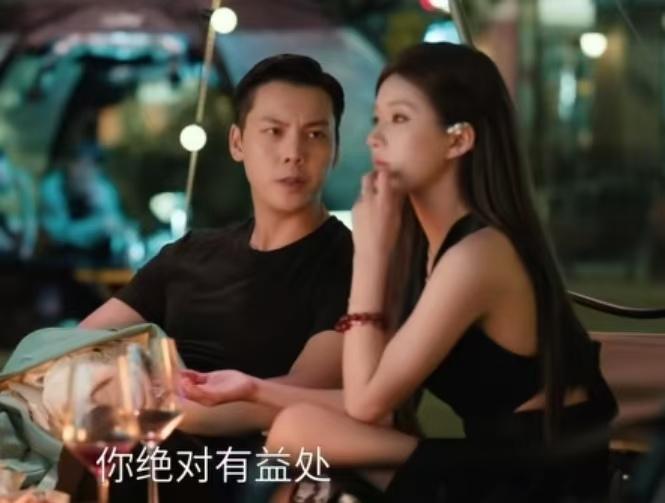 《许我耀眼》沈皓明让许妍（赵露思 饰）考虑继续跟他在一起，跟他在一起对许妍绝对有