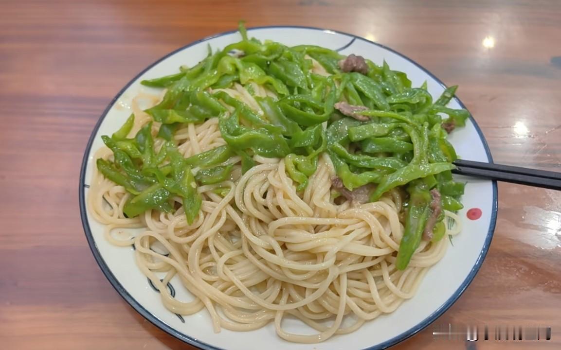 兰州拉面里的青椒炒肉盖浇面，
我花了18元，
就不能给我多放点牛肉？[流泪]
服