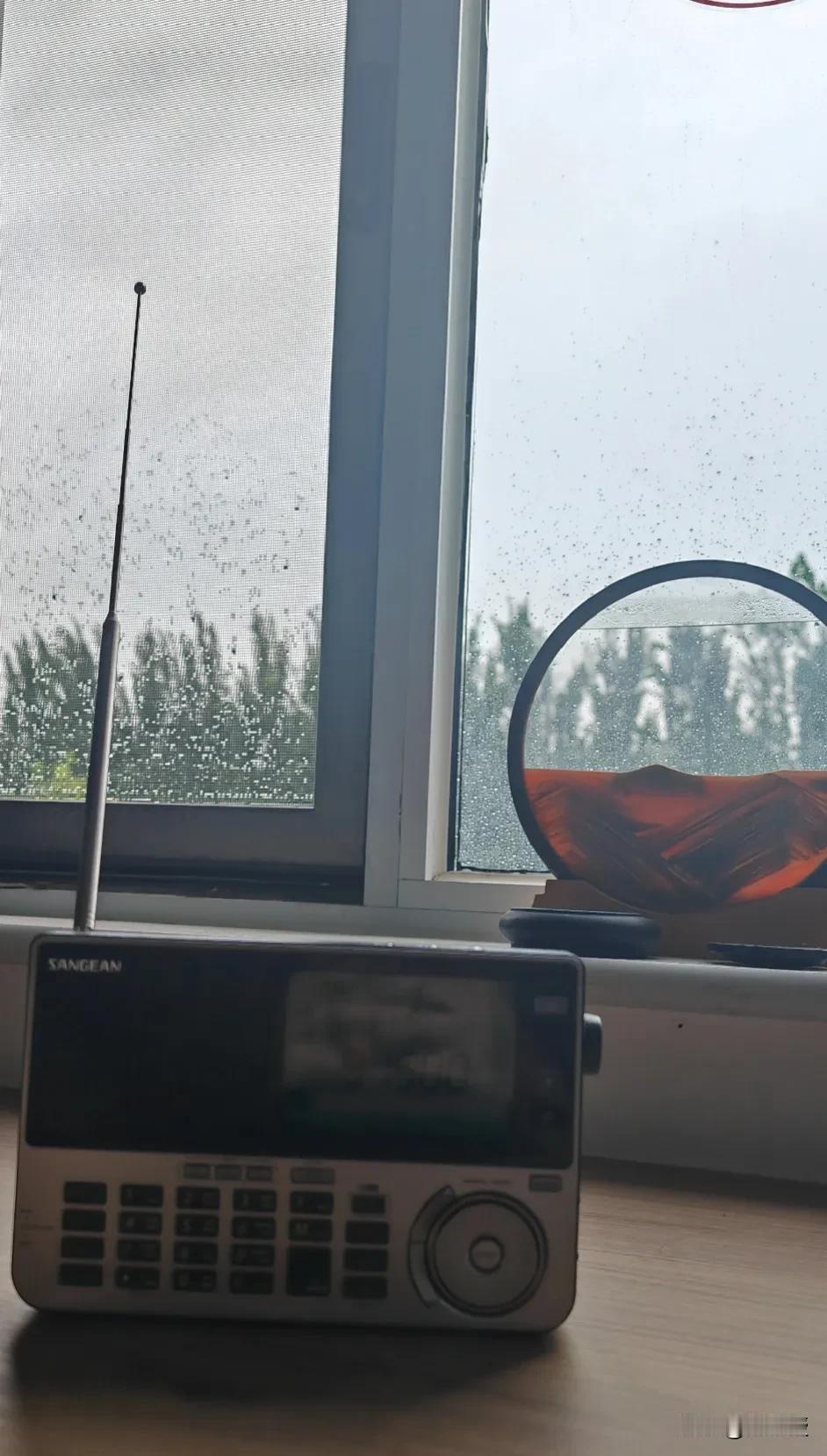 下雨天
适合听👂广播📢，吹吹风
现在还有多少人听广播