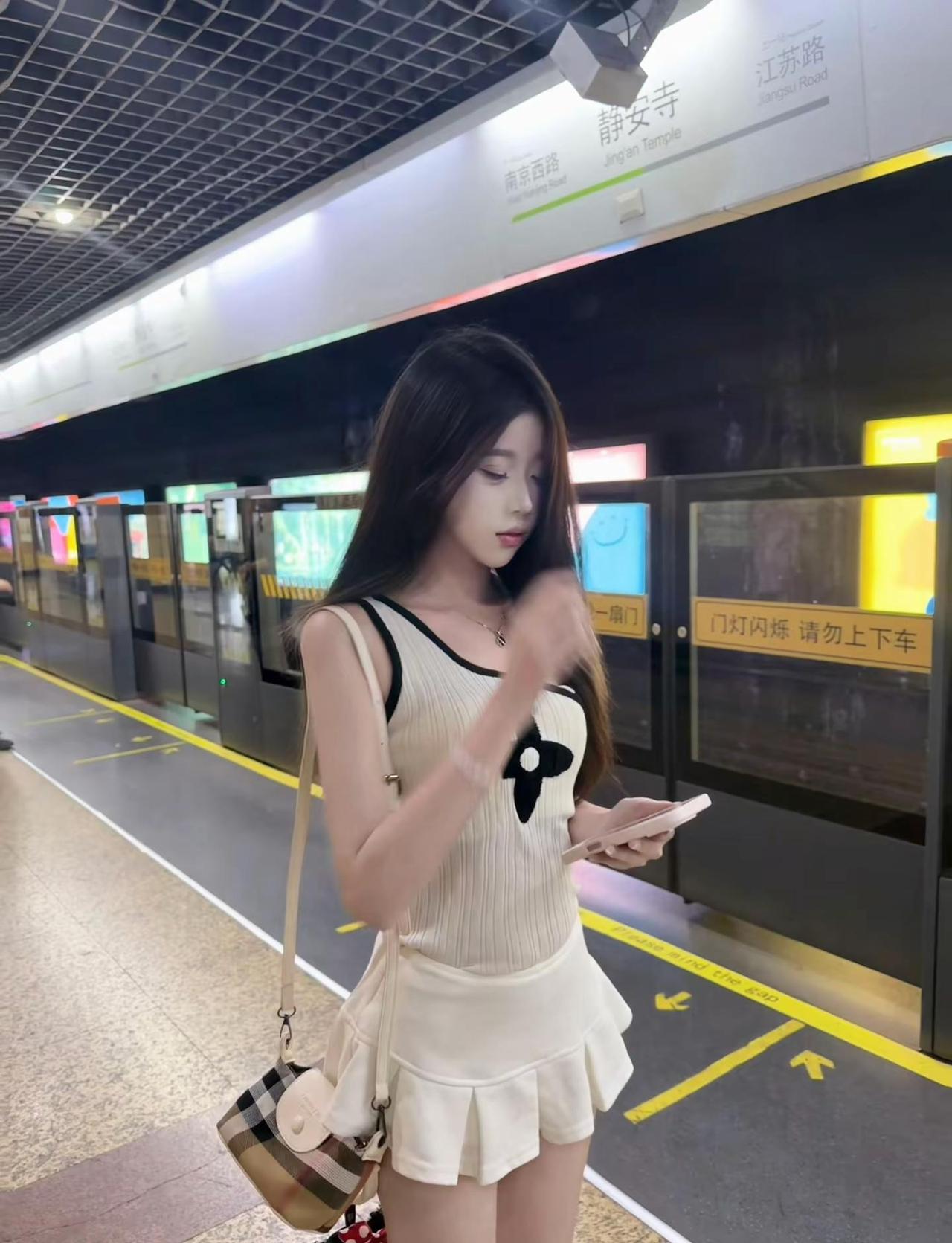 爱是不需要教的每个人都有天赋，就好像我的猫不会说话，我不知道他喜欢鱼肉罐头还是鸡