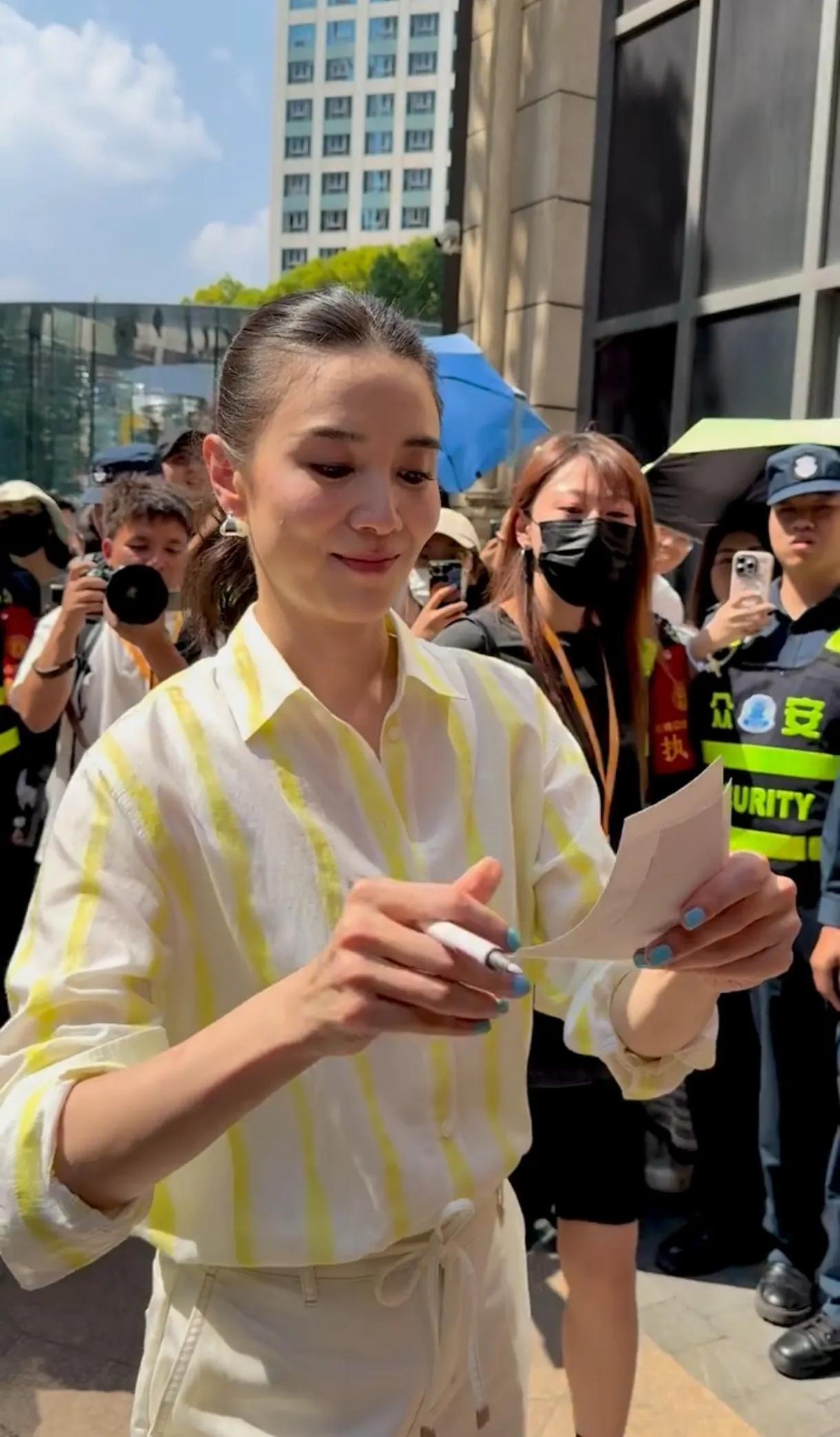 宋佳阿姨真的是是个干脆利索的人，
现场目睹她的走路姿势，
太有气势了
签名的时候