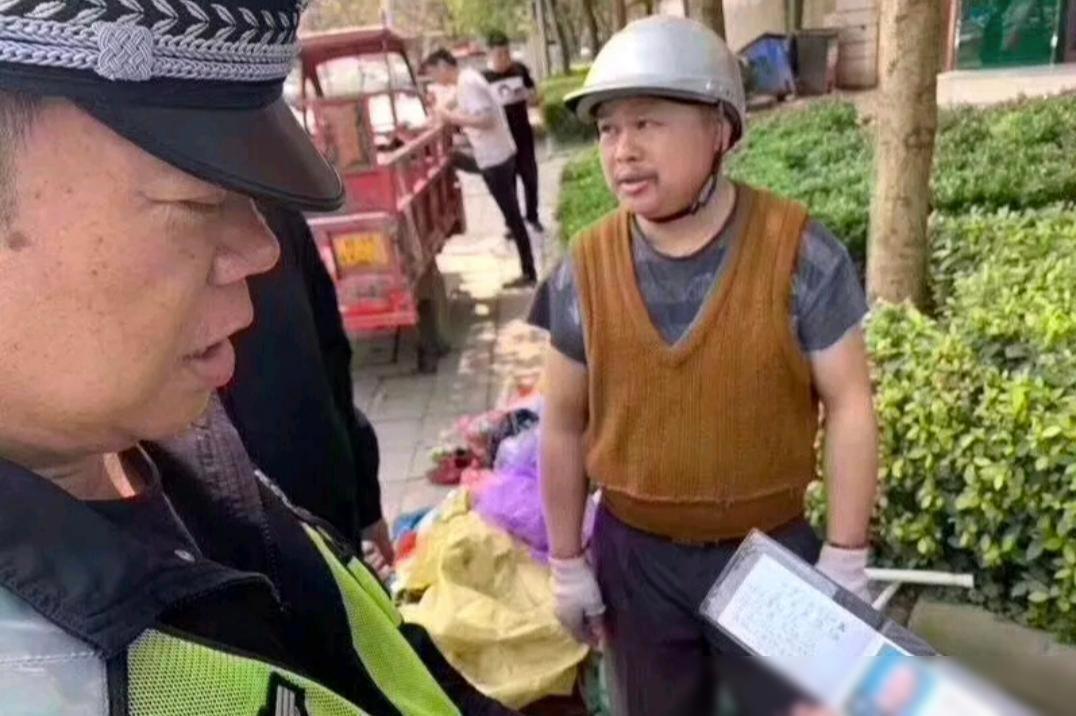 交警叔叔可能无奈极了！