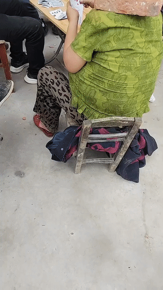 这是哪里的风俗？
为什么打个牌还要往肩膀上扛砖头？老家老讲究