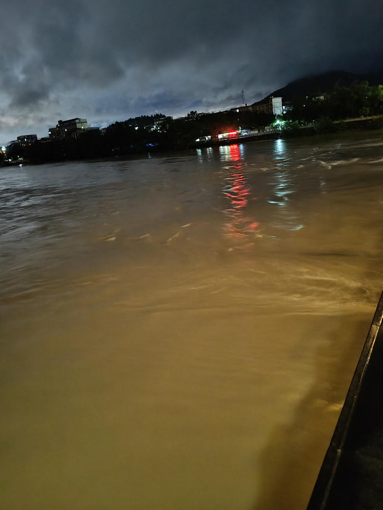 雨夜江景有感
 
夜色笼罩江畔，连日降雨让江水泛黄翻涌，层层波纹裹着泥沙缓缓向前