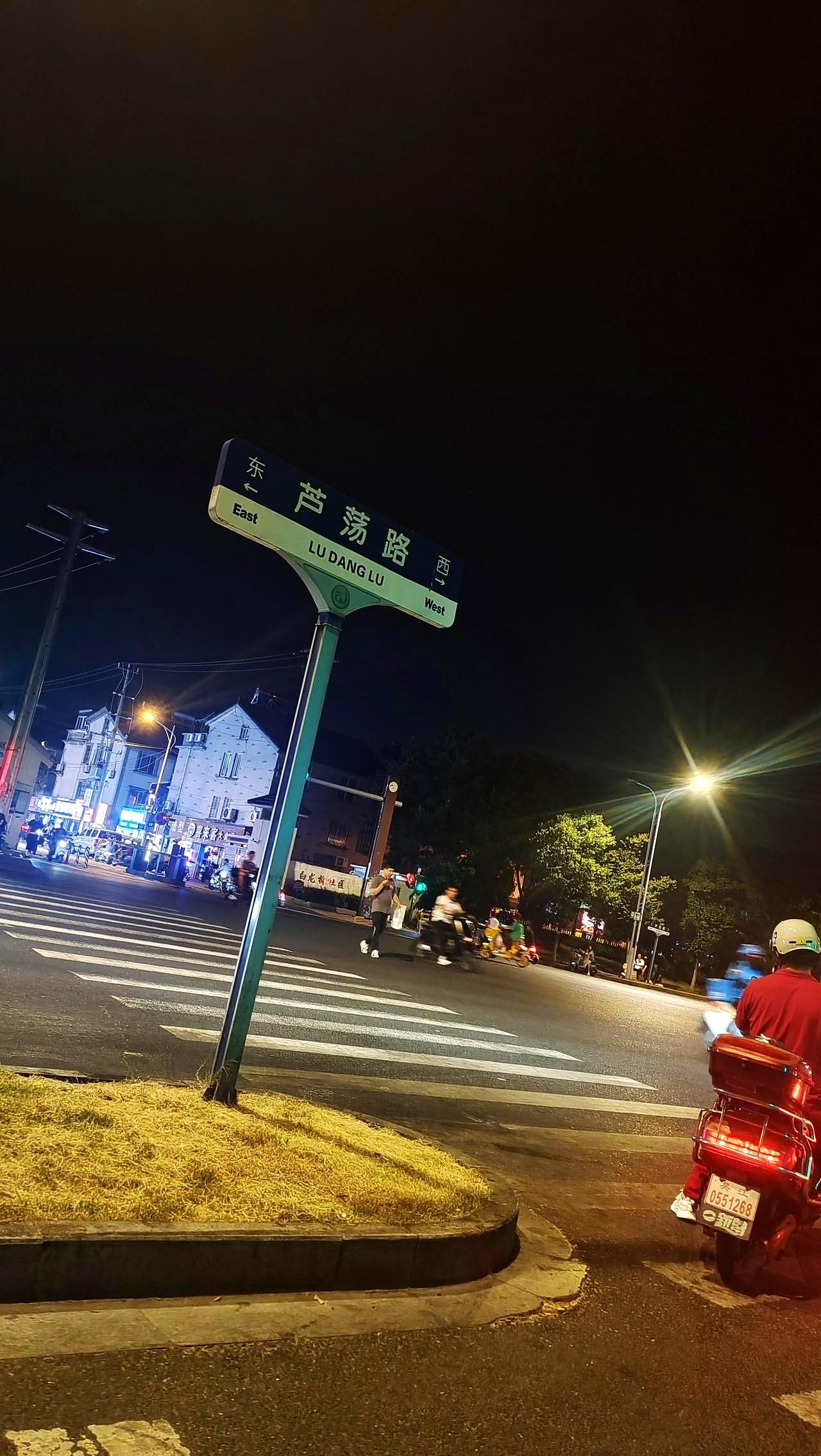 暑假才过半，最让人发酸的，不是孩子黏人，是身边几乎没人追问一句：你要去上班，那孩