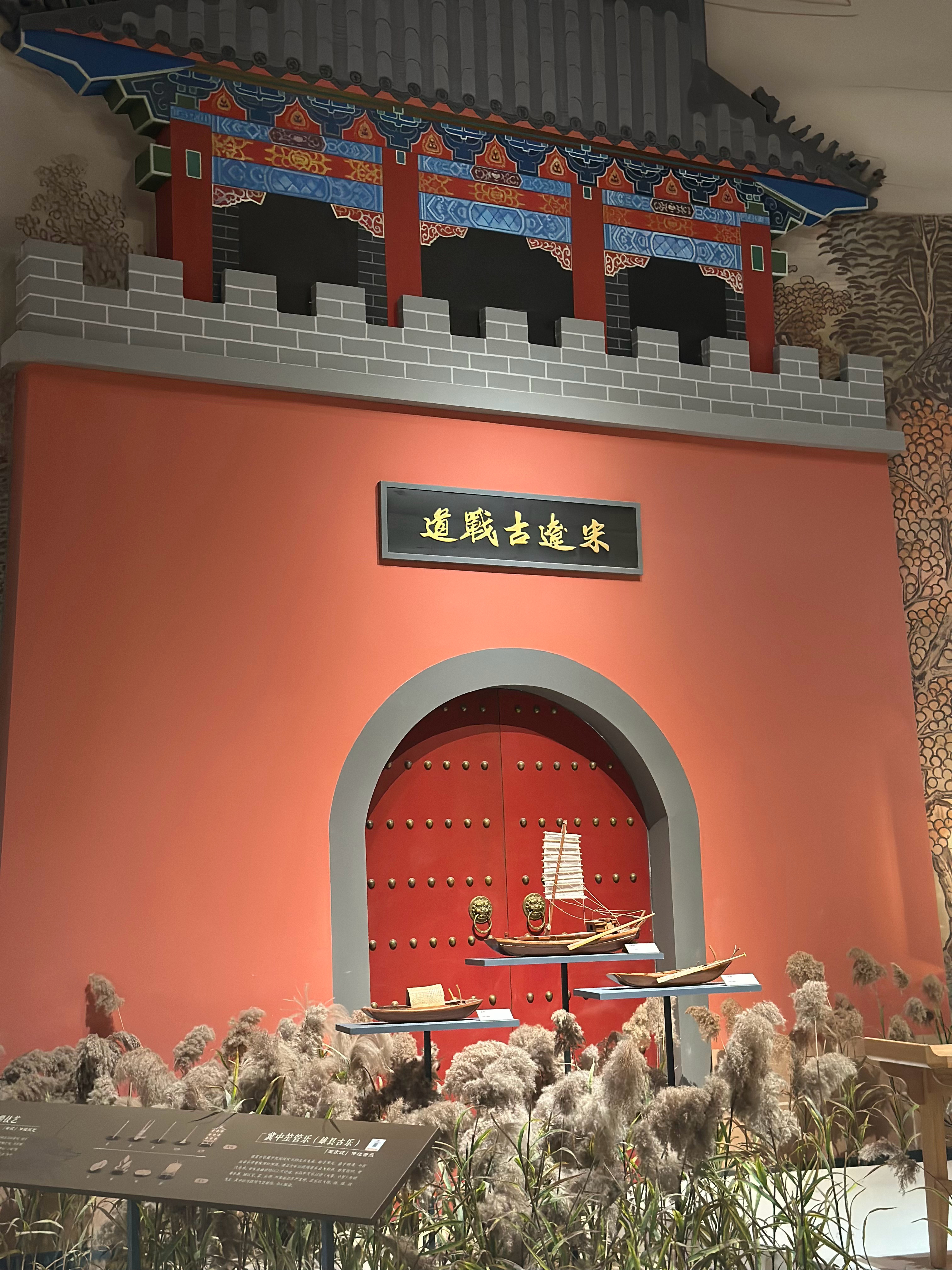 河海狮城产业兴文武沧州启新程河海相拥，狮城焕彩；文武并蓄，沧州启新。依河枕海的土