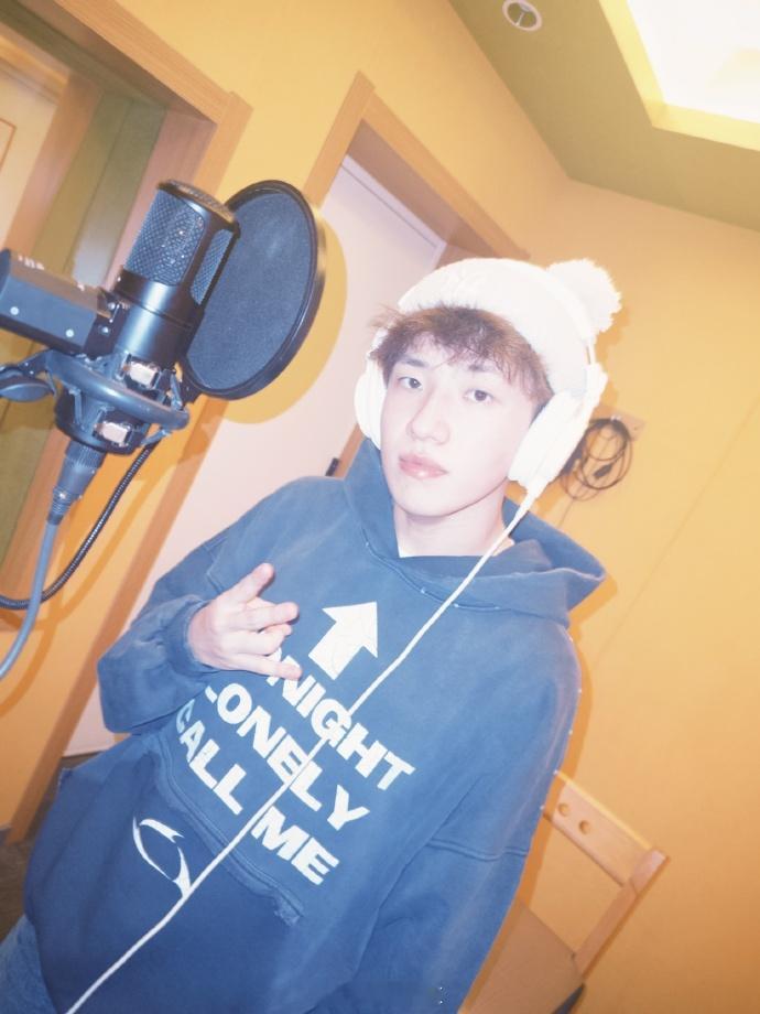 #王一珩录音室胶片感随拍##王一珩说壮宝陪我录歌# 王一珩在录音室中展现出对音乐