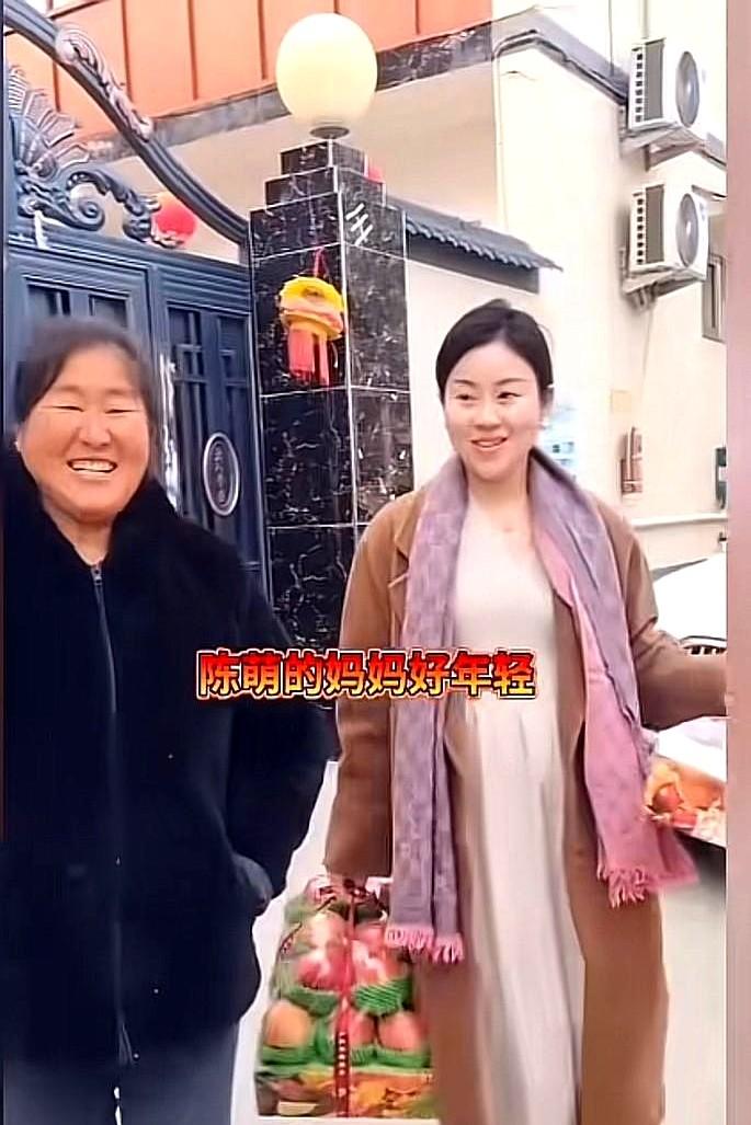 大衣嫂的出现代表了一种坚持，家庭的实际样子不需要镜头前的“美丽”。

她坚守农村