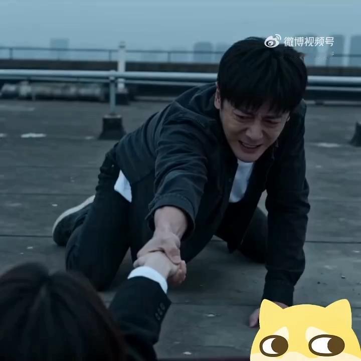 女子跳楼被男友拽5分钟后坠亡：拼命挽留，却留不住一条鲜活的生命
 
你敢信吗？一