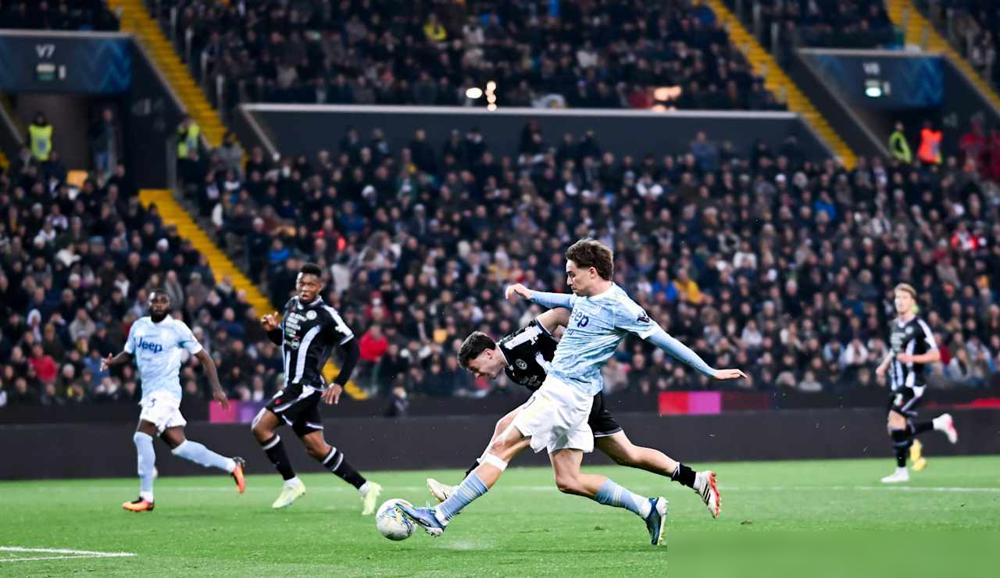 你花8000万买了个中场，结果他上场就干两件事：丢球，然后毁掉队友的绝杀。
昨