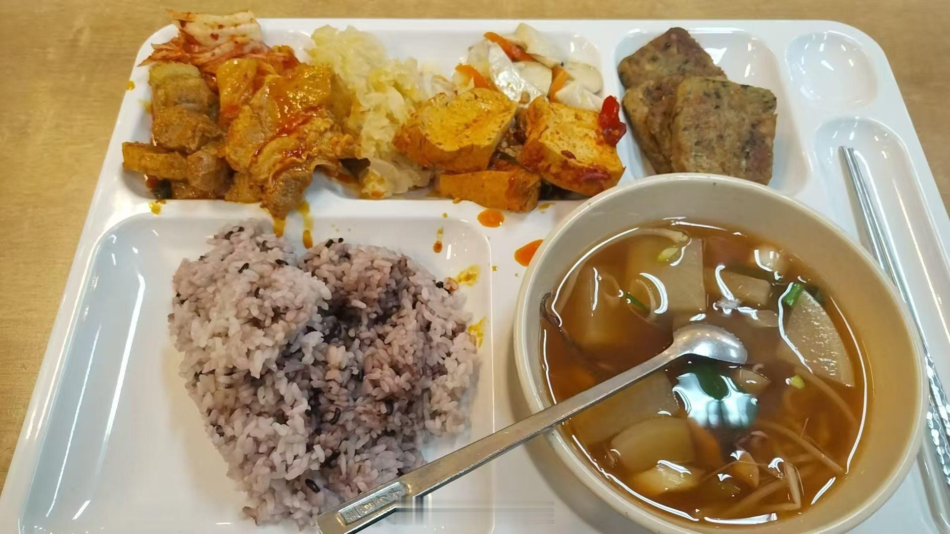 想减肥，得去韩国。一位朋友去韩国出差，拍了一下晚餐。好嘛，这不是我理想中的减脂餐