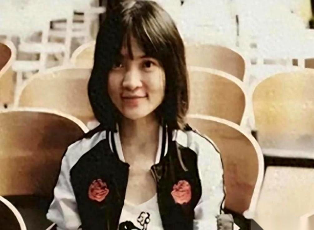 东京一间廉租房里，抬出一具活活饿死的骨架。
死者是个37岁的女人，武汉大学毕业的