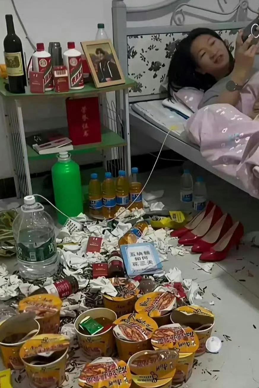 第一眼真看愣了！这房间也太有反差感了。
 
床上躺着女生，地上堆满泡面桶、饮料瓶