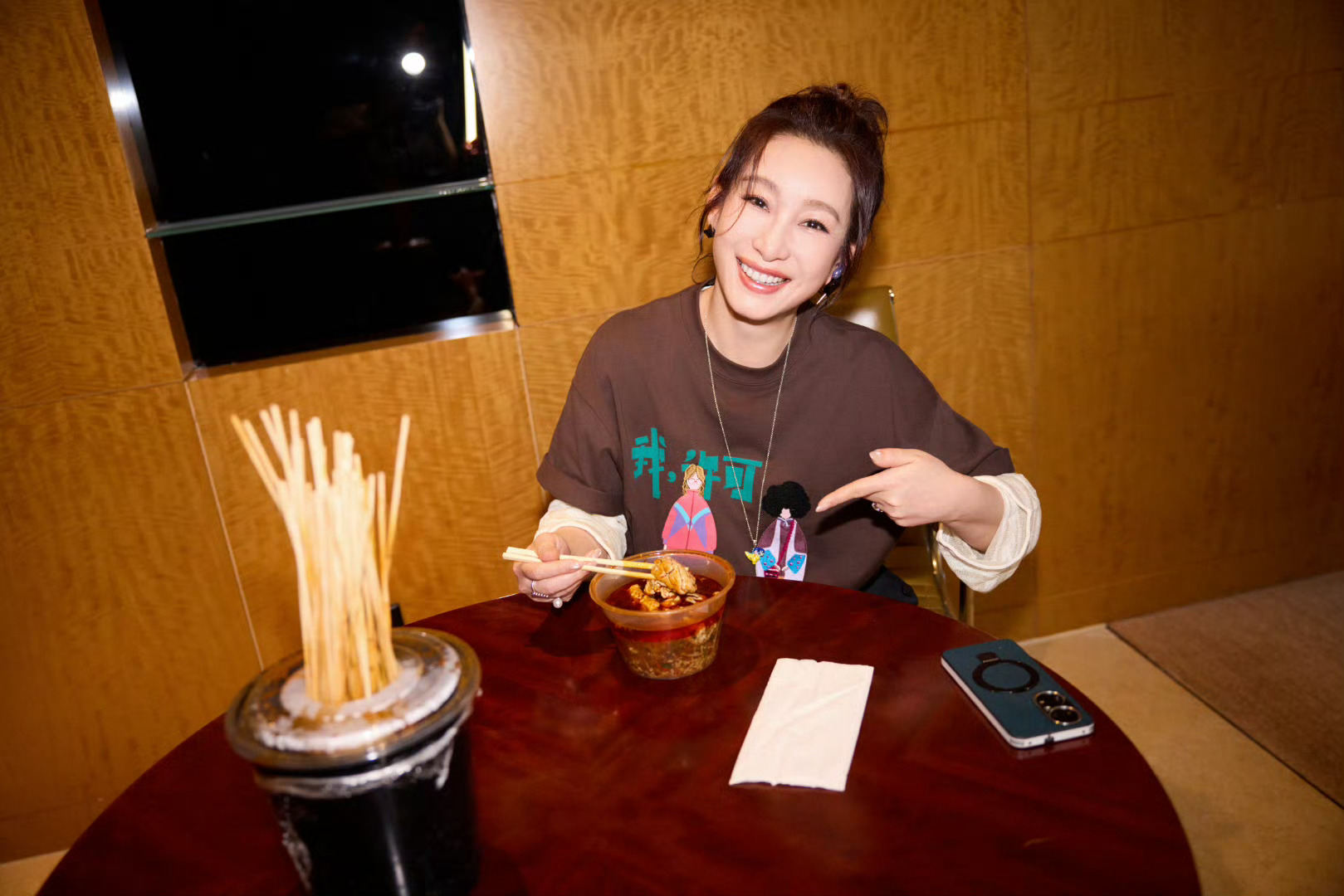 秦海璐从业以来最紧张的一次 胡春蓉一出场，谁能想到这是秦海璐？爆炸头晃得欢，嘴巴