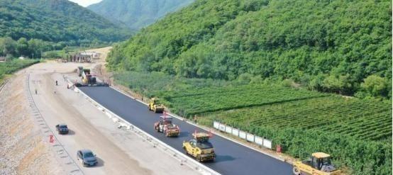 为什么高速公路不用水泥，而用沥青？一位60岁的包工头表示，80%的人不知道，一吨