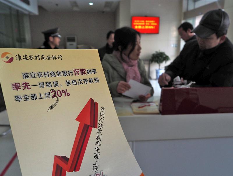 利率持续下行，存钱要换新思路
现在存款利率一路往下走，还想着一把钱全存长期吃高息