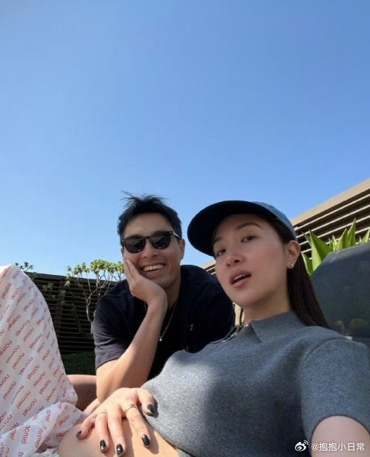 杨祐宁和阿梅晒宝宝照片官宣三胎，两人结婚五年生了三胎，阿梅原本是模特和杨祐宁在一