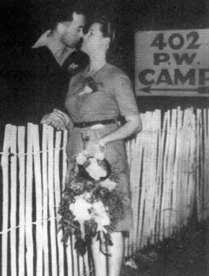 “这就是一见钟情”，1945年，19岁的英国酒厂女工琼下班路上的匆匆一瞥，便发现