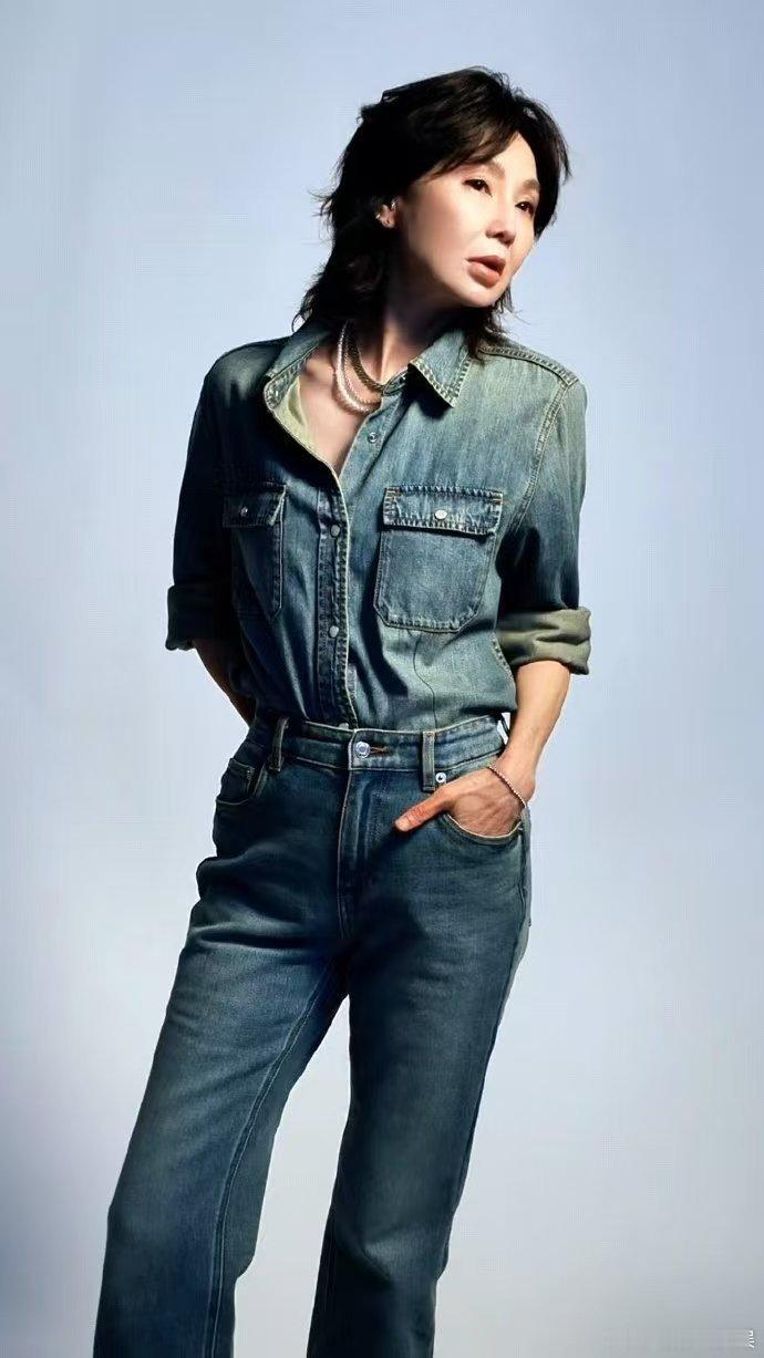 张曼玉61岁状态 谁看得出张曼玉61岁呀！皮肤状态超棒，气色红润有光泽，姐姐就是