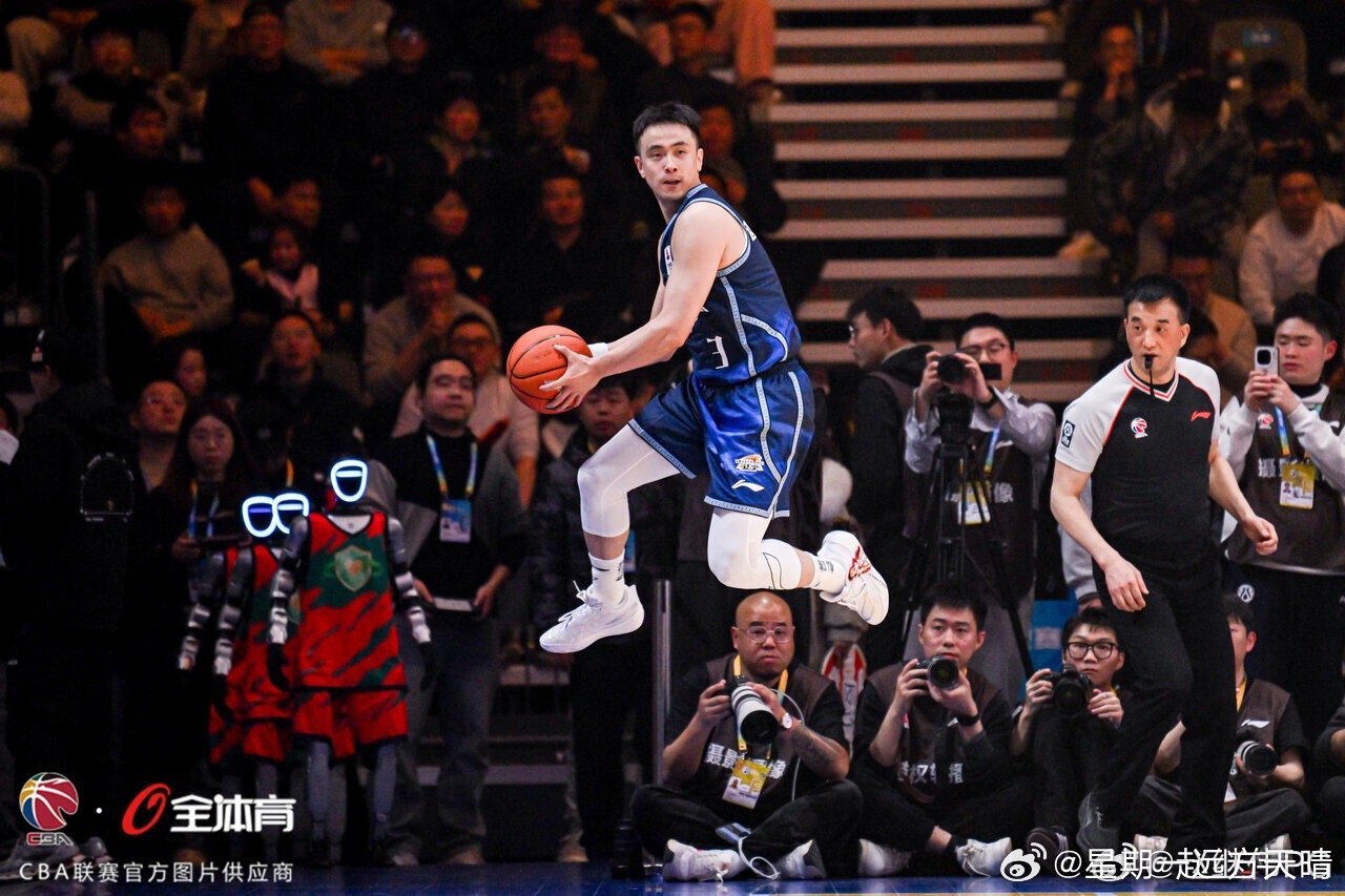 cba全明星周末辽宁男篮赵继伟 继伟这张跳这么高，是要扣篮吗？