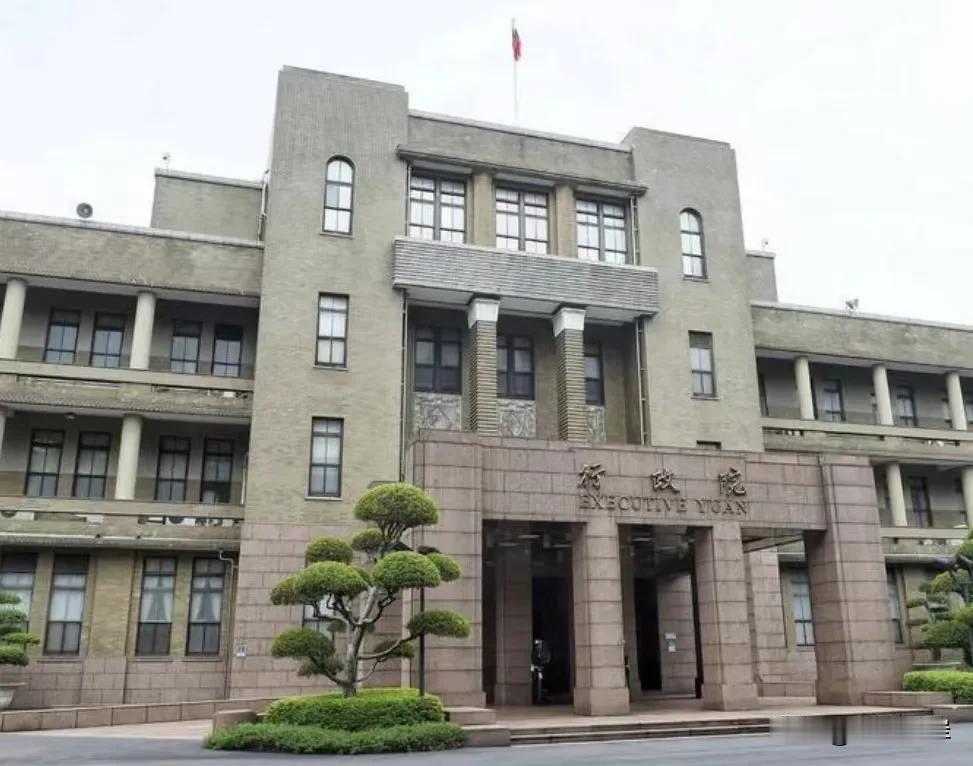 民进党是最会选举的政党。蔡英文当局下令台湾地区的军公教群体今年将加薪4％，最快1
