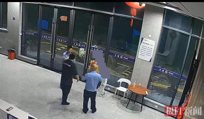 妈妈趁3岁儿子睡觉夜间送外卖，一时狂风骤雨电闪雷鸣，小孩惊醒后出门找妈妈……

