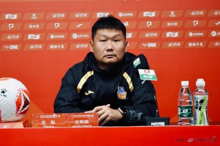 说实话，刚刚升超的重庆铜梁龙俱乐部在主帅的选择上可谓是谜一样的操作！
     