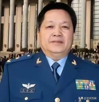 1981年，台湾飞行员黄植诚，驾驶最先进的飞机向大陆投诚，却被后座飞行员察觉，黄