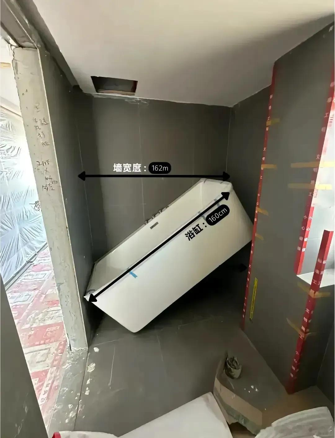 聪明的网友们，请问这个浴缸该怎么放下去？好多人看了直摇头[允悲][允悲][允悲]