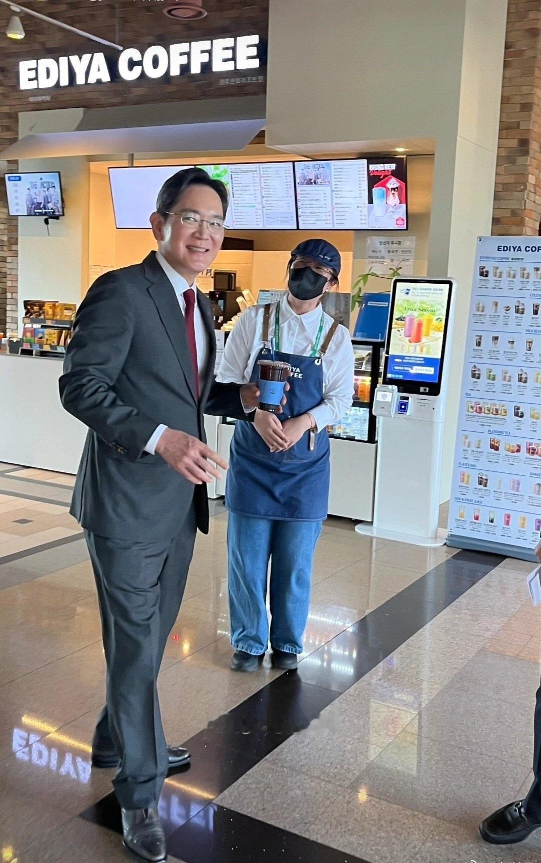 三星会长李在镕去买咖啡，直接给店员5万韩元的小费，咖啡才2000多韩元出手真的很