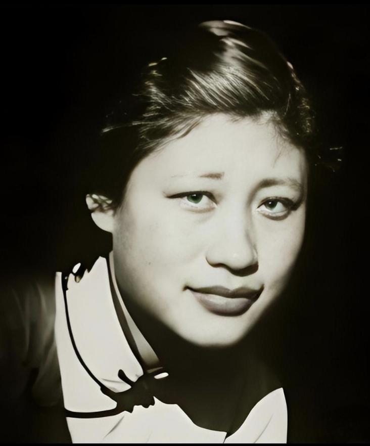 历史老相片分享新四军“军花”李又兰的一张脸部特写照片。李又兰出身大户人家，193
