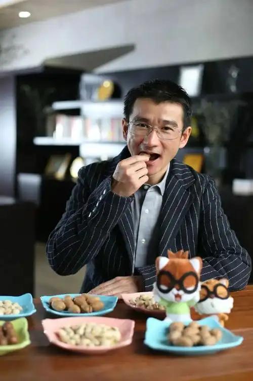 安徽首富三只松鼠的老板，以前是开摩的，身份比绝大多数人都低，天天被城管追着满大街