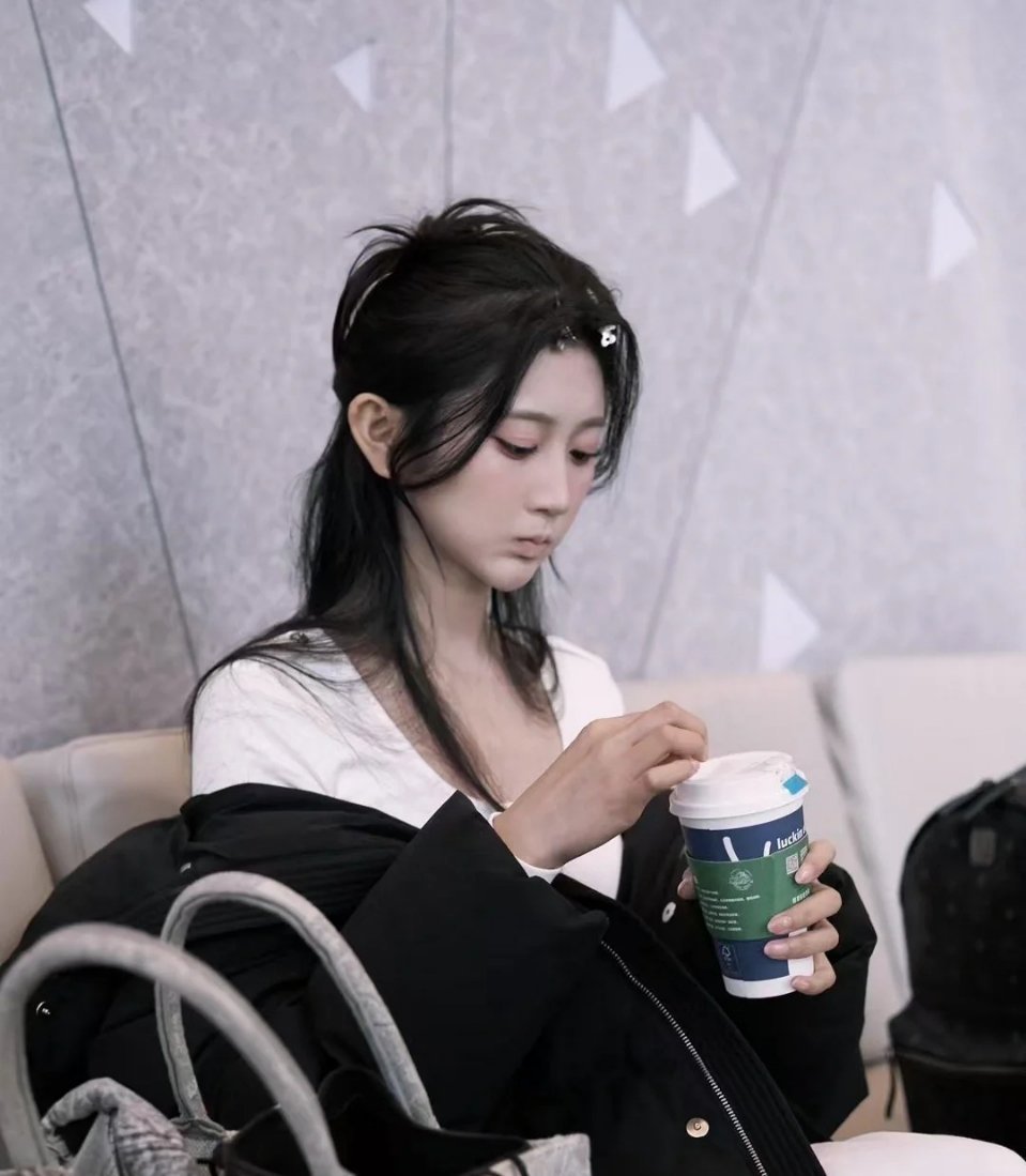 榜姐每日话题[超话] 拍戏竟遇这般险境！杨珊子讲述在贵州拍戏遭遇极端天气，狂风暴