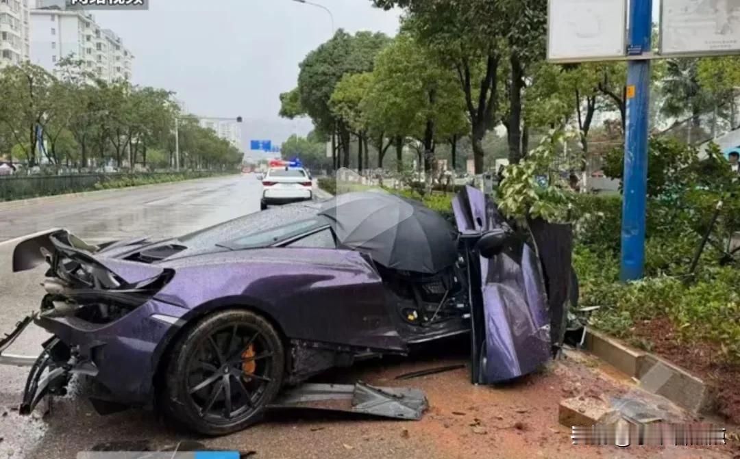 几百万的跑车失控撞上路边大树，车子受损非常严重。11月10日在云南昆明市一条街道