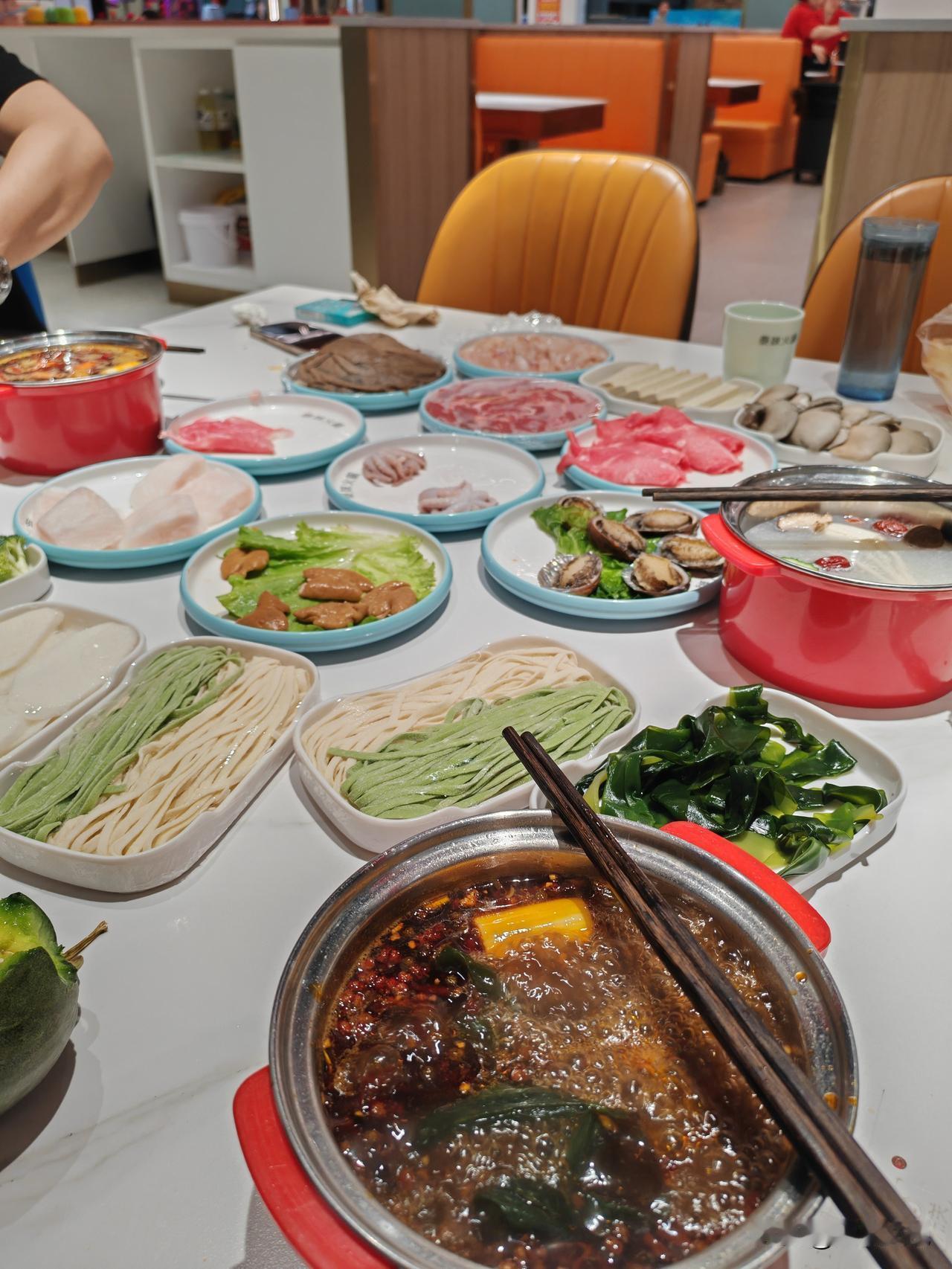 吃了一次上瘾了，又去这家泰妹火锅店了。
       上次孩子给我引荐了铜川市王