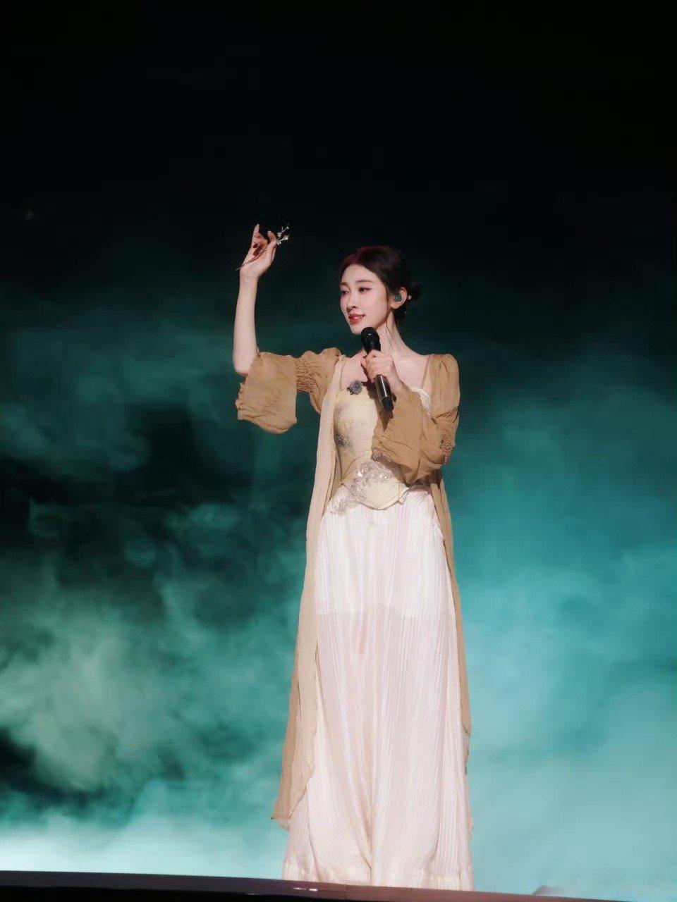 天若有情不如小婉动情 🌸  当张小婉一开口，整个舞台都成了她的故事剧场🎭 张
