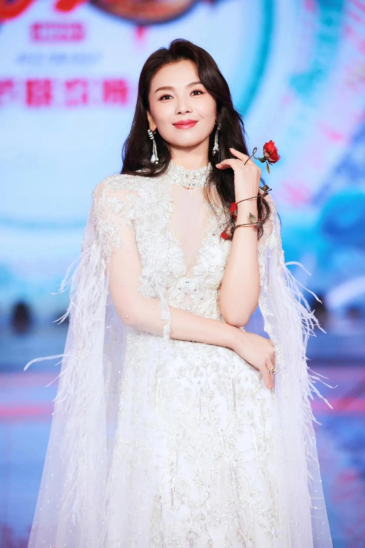 刘涛参加活动，白色礼服配披肩长发，彰显一种高贵大气之美！