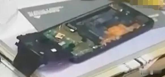 老公生气摔碎了我的手机，我的心也碎了一地，

今天我和他商量，让他再给我转100