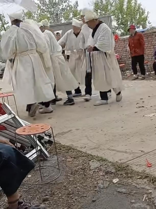 中午十点多，村里忽然传来哀乐声，心里一惊：谁家出事了？
到街上一问，爱说爱笑的李