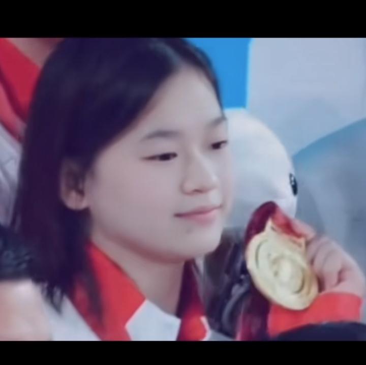 全红婵未来发展潜力那简直是一片光明！2021年才14岁的她就在奥运会上大放异彩，