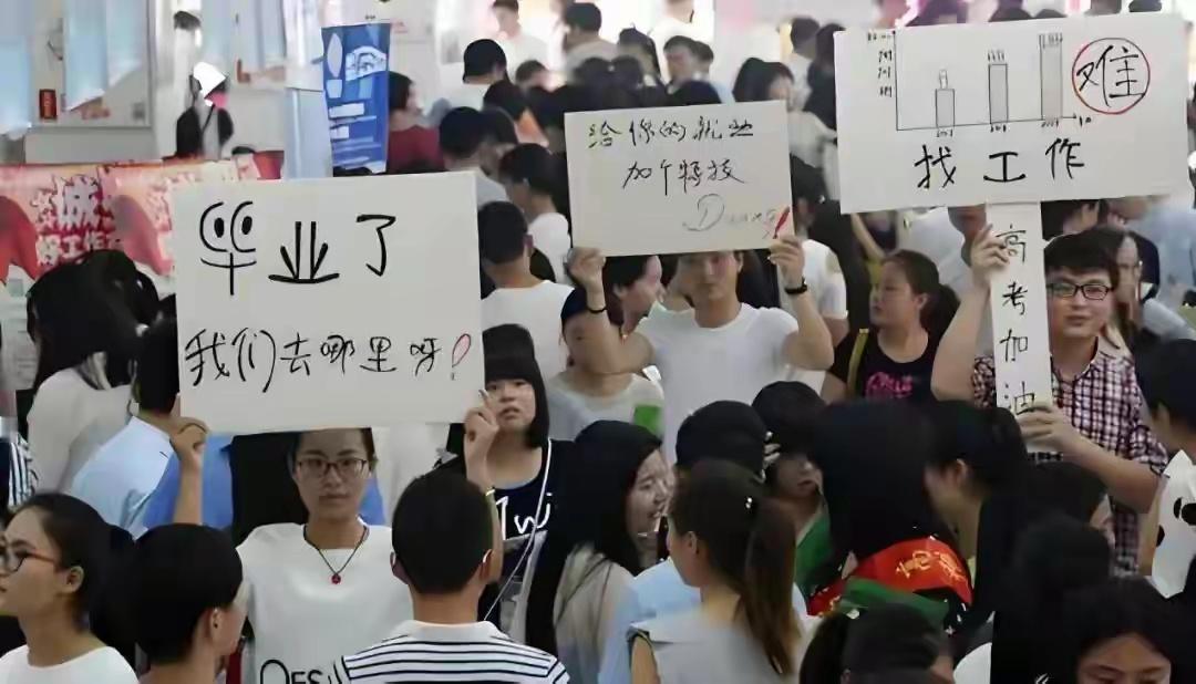 北大教授梁建章曾建议，暂时找不到工作的年轻人，可以先结婚生孩子。 