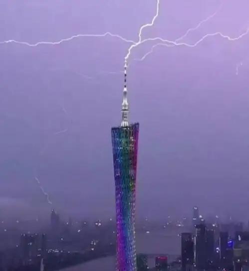 一秒劈中450米！广州塔被闪电“锁喉”刷屏背后：老天爷的警告，还是城市的心跳
