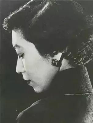 张爱玲：她的作品以细腻的情感和独特的文字风格著称。《倾城之恋》讲述了白流苏和范柳