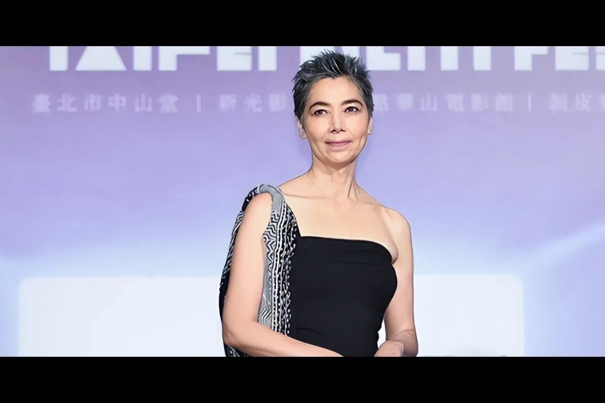 还记得赖佩霞吗？她今天出庭了！
2024年大选，赖佩霞作为郭台铭的副手参与联署，